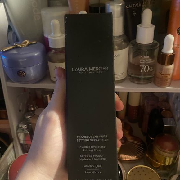 Laura Mercier Translucent Pure Setting Spray - Picture 4 of 8